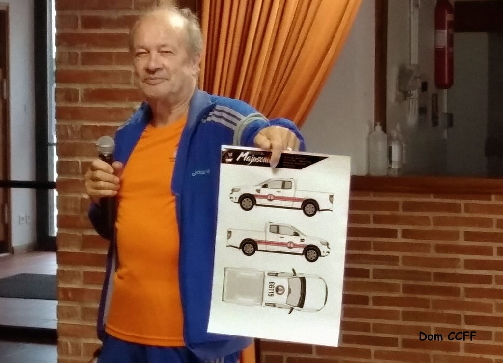 Michel LESOT, Adjoint au Maire présente les maquettes du véhicule 4x4